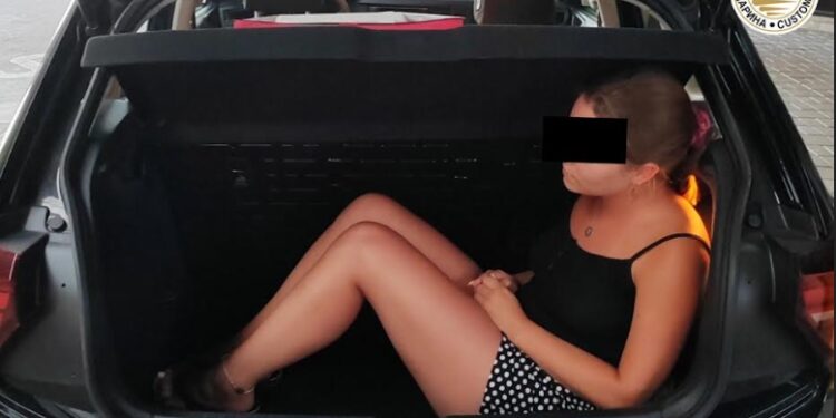 ФОТОI Мајка сакала на Меџитлија да ја прошверцува ќерка си во багажник