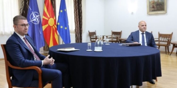 Ковачевски сака лидерска за уставни измени, Мицкоски за избори