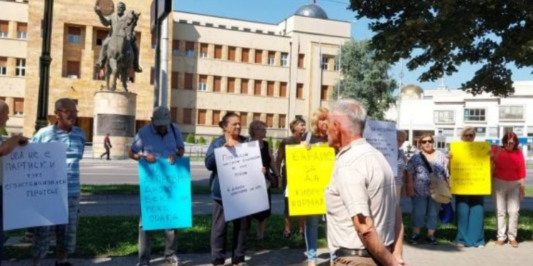 Пензионерите излегоа на протест, бараат покачување на пензиите