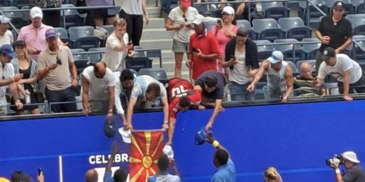 Ѓоковиќ потпиша македонско знаме по историскиот пласман во полуфиналето