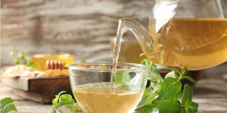 Чајот од цимет и мед е идеален напиток пред спиење за забрзување на метаболизмот