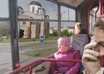 Дали треба да се крстиме кога со возило или автoбус минуваме покрај црква?