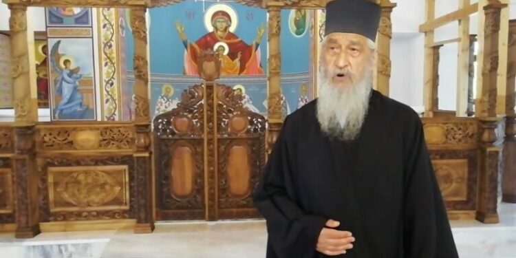 Грчки националисти ги искршиле прозорците од домот на македонскиот свештеник Царкњас