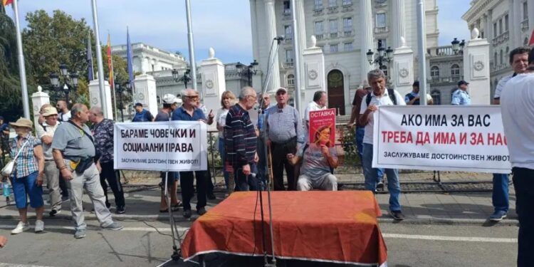 „Ако има за вас, треба да има и за нас“, протест на пензионерите пред Владата