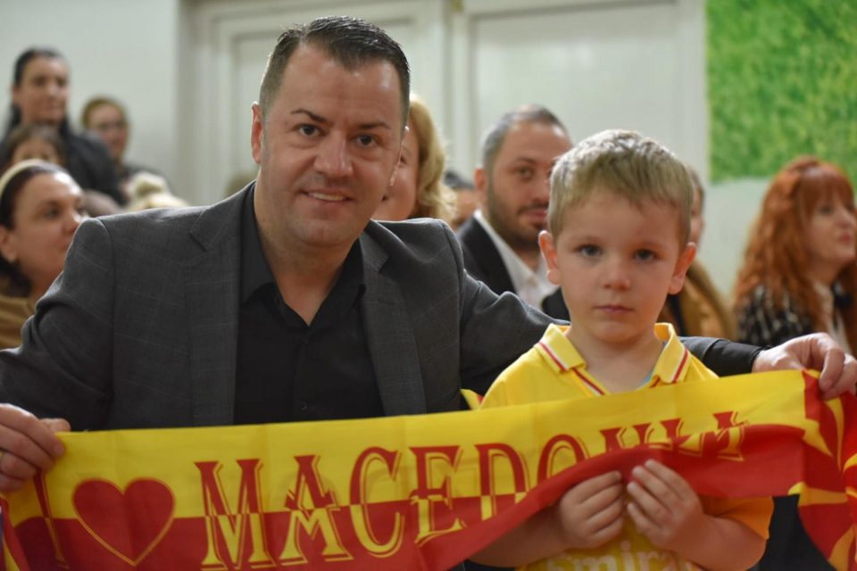 По Аеродром и во Гази Баба наставата ќе почнува со химната на Македонија Metromk0j