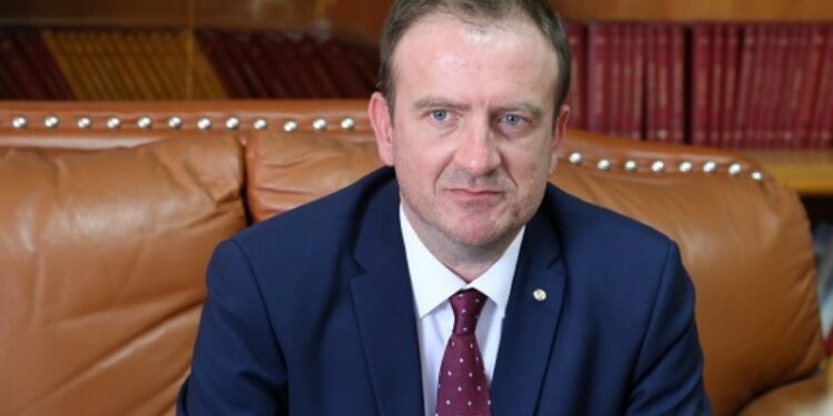 На Арбен Таравари не му се допаѓа овој Парламент, сака дводомен