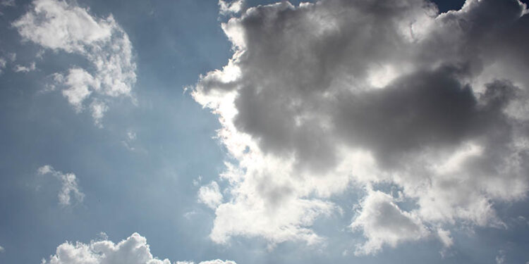 Променливо облачно со сончеви периоди и температури до 28 степени