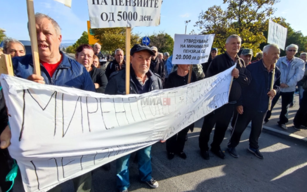 Најниската пензија да биде 20 илјади денари: Пензионери го блокираа излезот на Неготино