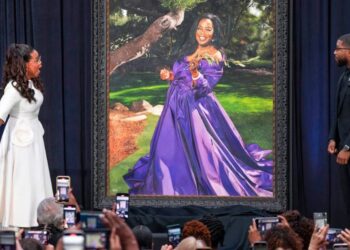 Портрет на Опра Винфри претставен во Националната галерија во Вашингтон