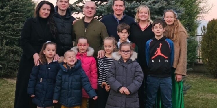 АНТОНИО МИЛОШОСКИ И ВЛАТКО ЃОРЧЕВ СО СВОИТЕ СЕМЕЈСТВА ГИ ЧЕСТИТААТ ПРАЗНИЦИТЕ: Еве што им посакаа на граѓаните за 2024 година