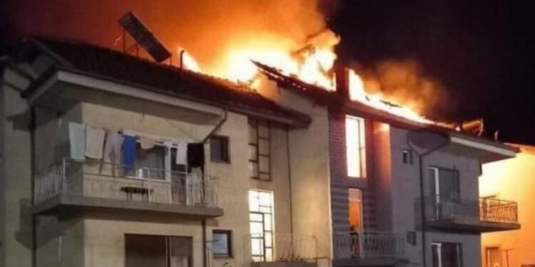 Им се запалила гаражата во домот: Битолчанец починал во пожарот, сопругата се отрула со јаглерод моноксид