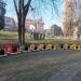 Убаво: Уметници на бездомни кучиња им подарија 10 куќички во Скопје