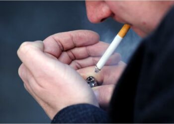 Пандемијата го запре падот на стапката на пушење во Англија