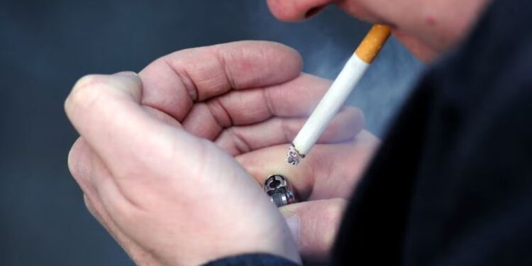 Пандемијата го запре падот на стапката на пушење во Англија