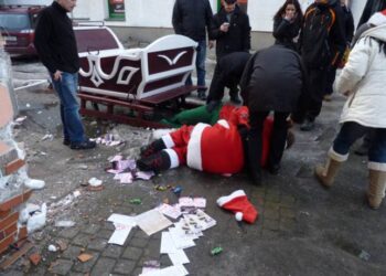 Пијан Дедо Мраз се заби в куќа, подароците сепак неоштетени