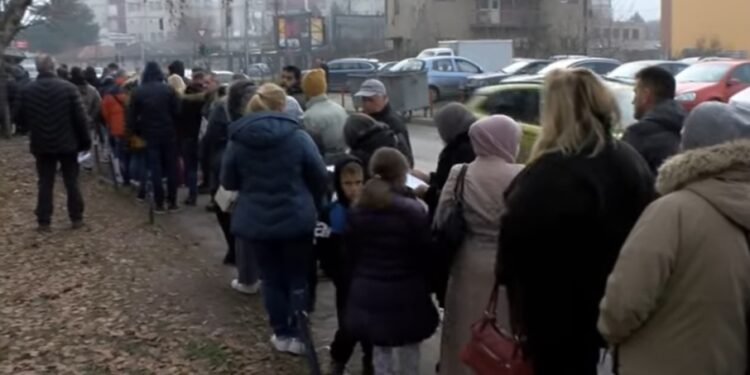Граѓаните се бесни оти со часови чекаат да се фотографираат за промена на лични документи