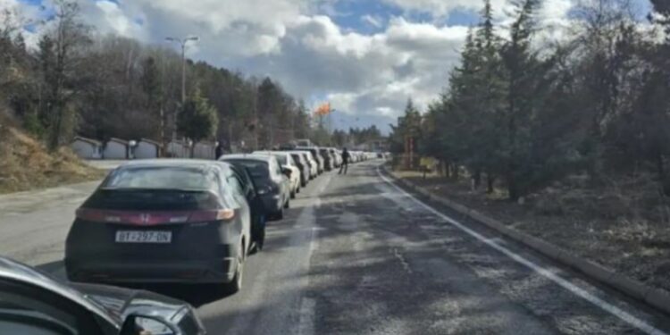 Најмалку два часа се чека на граничниот премин кај Делчево за влез во Бугарија