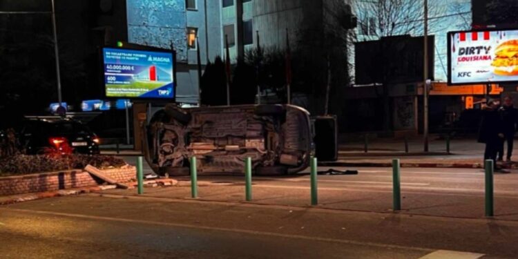 Превртен автомобил по тешка сообраќајка во центарот на Скопје