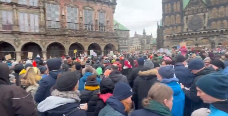 ГЕРМАНИЈА НА НОЗЕ ПОРАДИ ТАЈНА СРЕДБА Германците протестираат трет ден по ред, маршот во Минхен е прекинат поради премногу народ