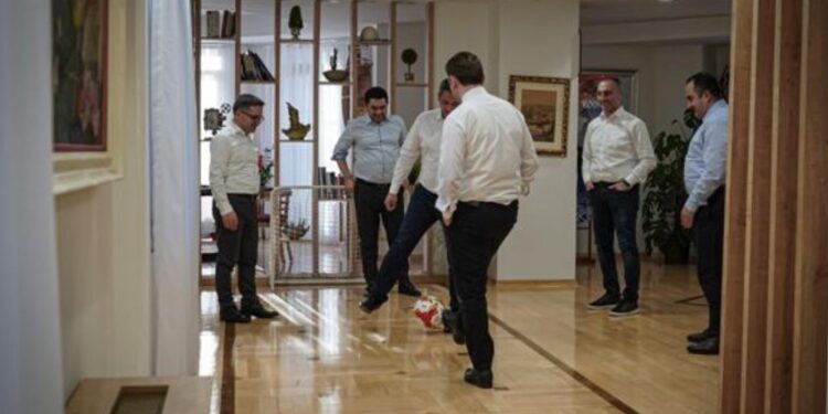 Мицкоски: Ќе одговараат оние кои пеат песни и играат фудбалчиња од ДУИ во државни институции и крадат
