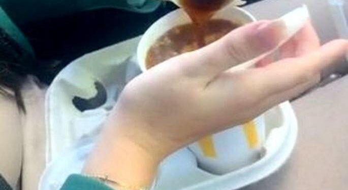 „Кога видов што прават со бургерите…“: Работник од синџир за брза храна шокира со ова што го откри-што се прави со храната која ја јадеме сите?!