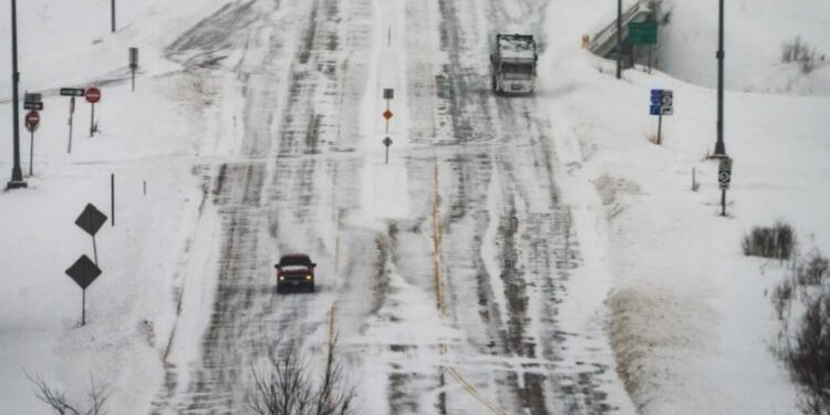 СНЕЖНА БУРА ПРЕДИЗВИКА ХАОС ВО ДЕЛОВИ НА САД Во Јужна Дакота температурата падна на -24 степени