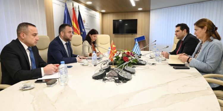 Тошковски на амбасадорката на Грција и предложи мерки за решавање на проблемот со пасошите