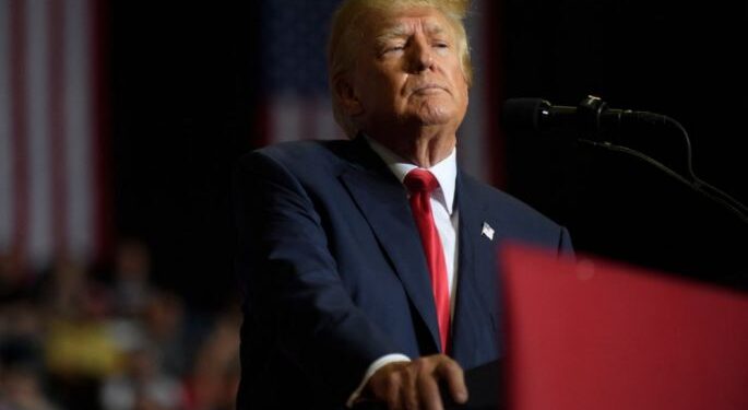 Трамп се соочува со повеќемилионска казна поради обвинението за силување