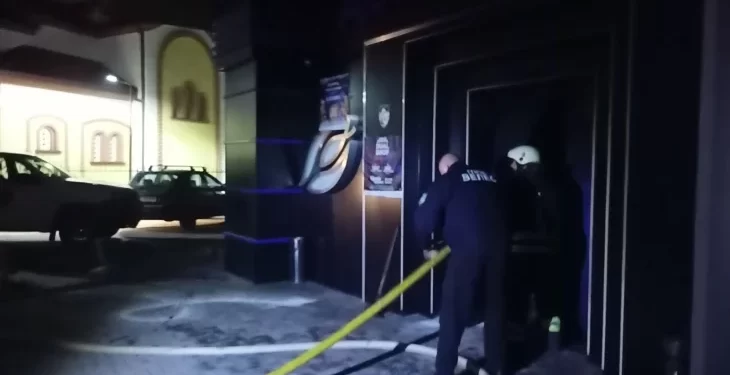 ДВАЕСЕТИНА ПОЖАРНИКАРИ ГАСНАТ ПОЖАР ВО „АДМИРАЛ“ ВО ВЕЛЕС Засега нема опасност по становите во зградата