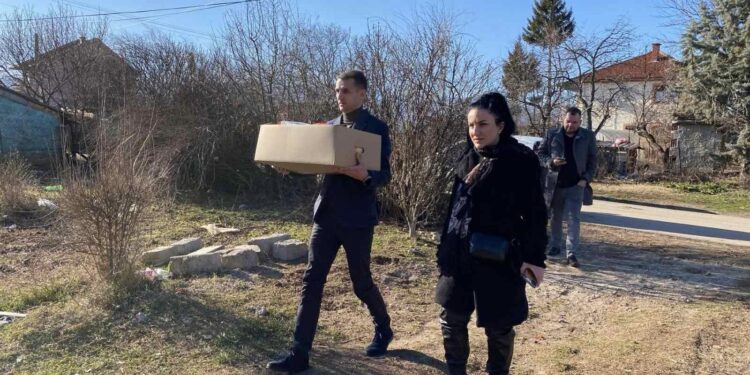 Велковски во посета на осумчлено семејство кое се бори за опстанок: Целта на ВМРО ДПМНЕ е да се избориме против сиромаштијата и социјалната исклученост