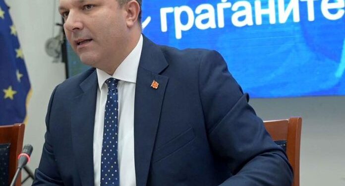 ГО СНЕМА, А СИТЕ ГО ЧЕКААТ: Може Спасовски сега има решение за хаосот со личните документи?