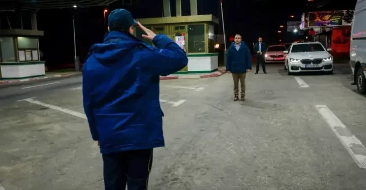 Што не го изгласаат законот за продолжување на пасошите, наместо ДА ДРАМАТ ЗА ОБРАСЦИ НА ГРАНИЦА?