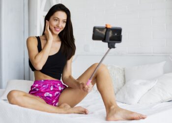 Зошто луѓето се снимаат за време на интимните односи? Експертите објаснуваат што не тера да го правиме тоа и имаат важен совет за сите