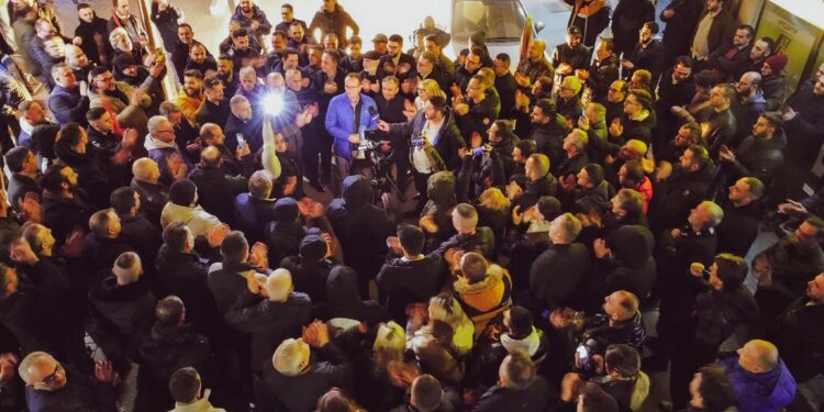 Поддршка за Таравари пред неговиот дом во Гостивар