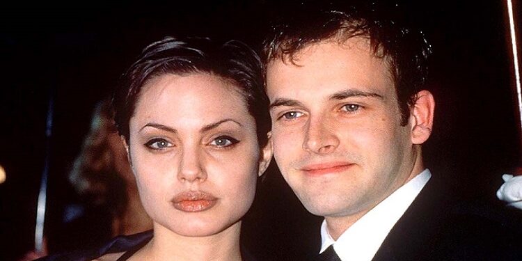 „СКОКНАВ ОД АВИОН ПОРАДИ НЕА! ТАА Е СТУДЕНА КАКО КРАСТАВИЦА“ Актерот Џони Ли Милер проговори за бракот со Анџелина Џоли