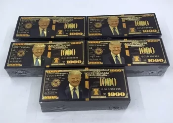 Велешани заработиле 11 МИЛИОНИ ЕВРА НА ЛАЖНИ ТРАМП КАРТИЧКИ И СУВЕНИРИ!