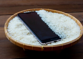 Влажните паметни телефони не се сушат во ќесичка ориз