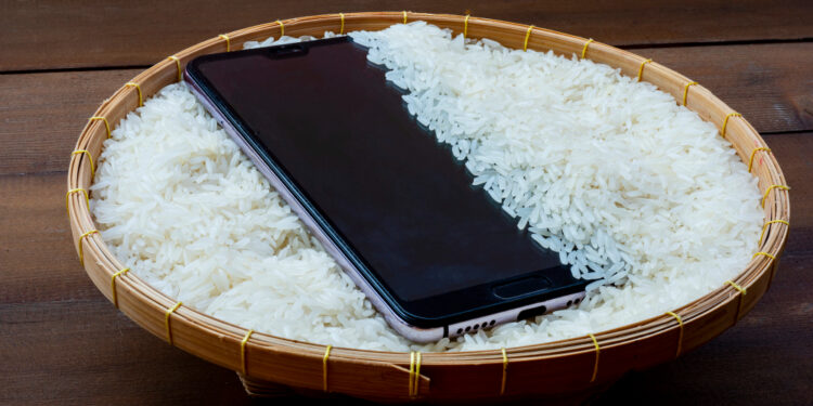 Влажните паметни телефони не се сушат во ќесичка ориз