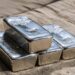 Зошто среброто поскапува и дали по цена ќе го надмине златото?