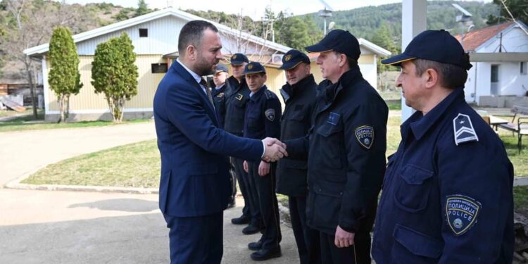 Панче Тошковски во посета на Полициската станица за граничен мадзор Чашка