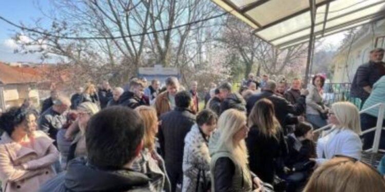 (ФОТО) За 4 часа, од 8 до 12 собрани 15 илјади потписи за Гордана Силјановска Давкова