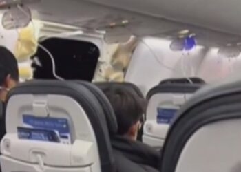 За време на лет отпаднала врата од авион Боинг, САД покренаа истрага