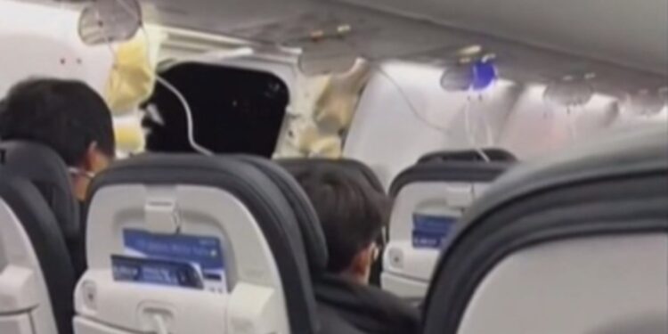 За време на лет отпаднала врата од авион Боинг, САД покренаа истрага