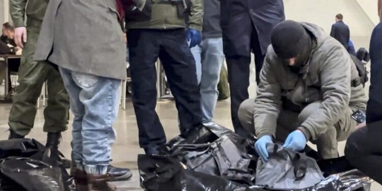 БРОЈОТ НА ЗАГИНАТИ СЕ ИСКАЧИ НА 115 Уште се откопуваат тела по терористичкиот напад во Москва