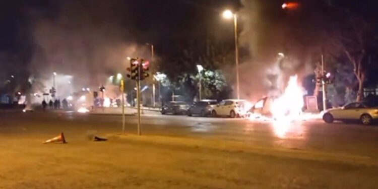 ГОРЕА АВТОМОБИЛИ, ЛЕТАА ШОК-БОМБИ Маскирана група половина час „војуваше“ со полицијата пред универзитетскиот кампус Зограф