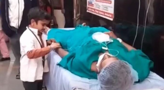 Ова е НАЈНИСКИОТ доктор на светот: Сурово го исмевале поради неговите сантиметри – Денес СПАСУВА ЖИВОТИ