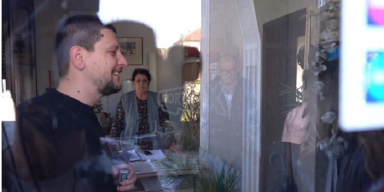 НАПАДНАТ НОВИНАРОТ ФУРКАН САЛИУ ВО КИЧЕВО Извршителка му го искрши микрофонот