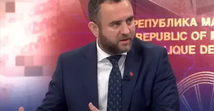 Тошковски: Нека дојдат Џафери и Османи ДА ФОТОГРАФИРААТ ГРАЃАНИ ЗА ПАСОШИ ЗА ДА ОДИ ПОБРЗО