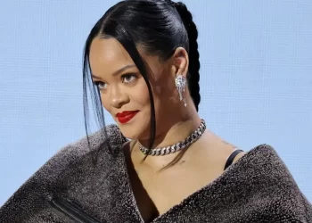 Ријана го смени изгледот- ја скрати косата и сега е русокоса (ФОТО)