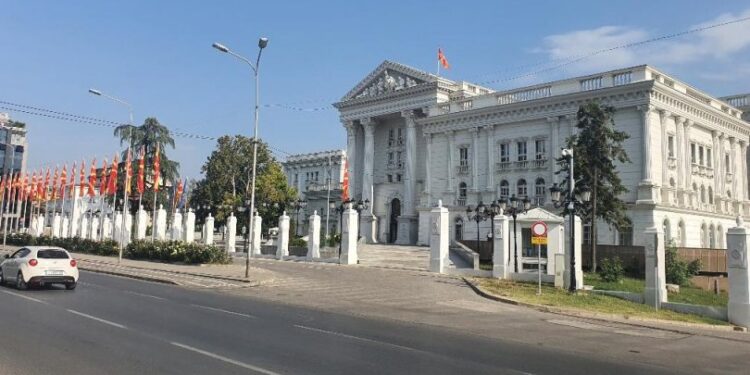 Па нели сигурно ќе победат на избори, зошто сега вработуваат и прават скапи набавки?